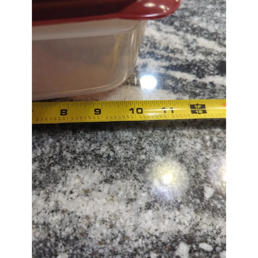 Rubbermaid 1.1 Gal Casserole Easy Find Lid Food Storage Container Large